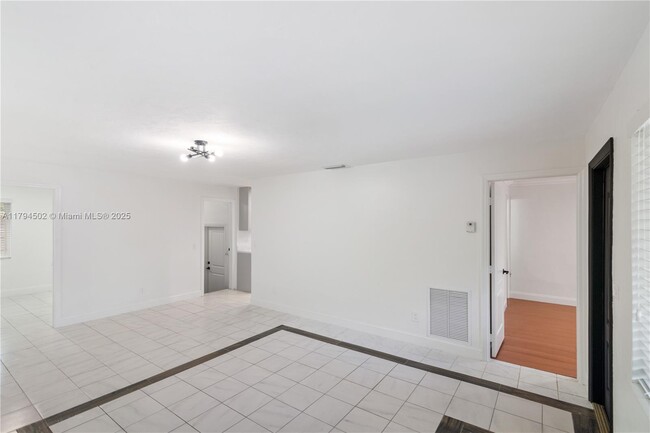 Foto del edificio - 6330 SW 27th St