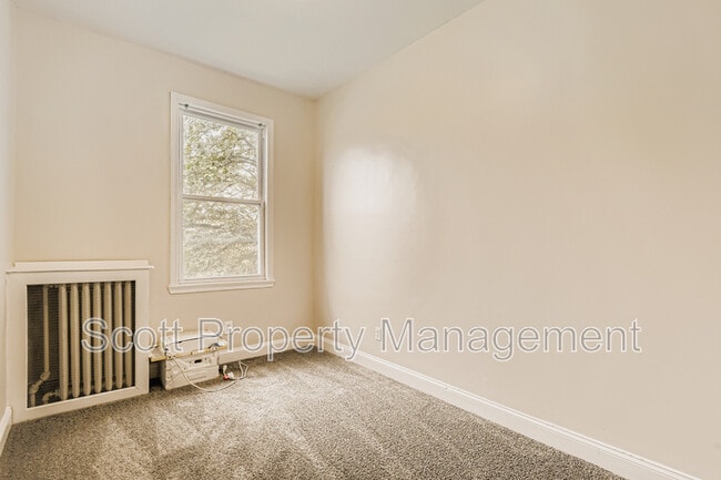 Building Photo - 824 E 33rd St