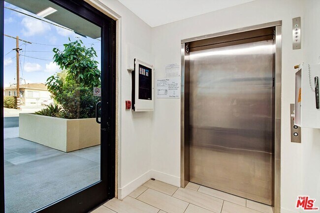 Foto del edificio - 12132 Hart St