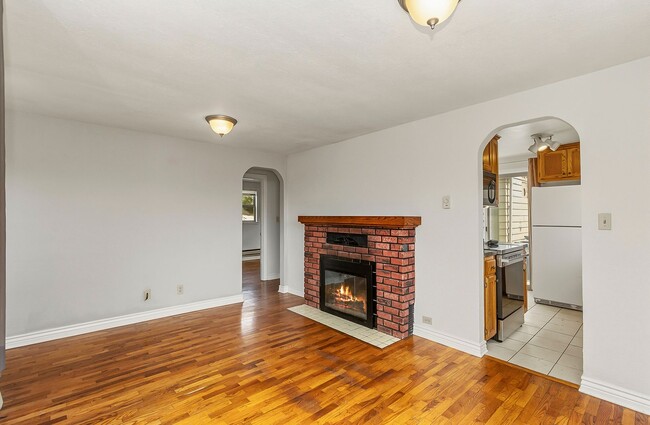 Building Photo - Craftsman Style Rambler~Historic District