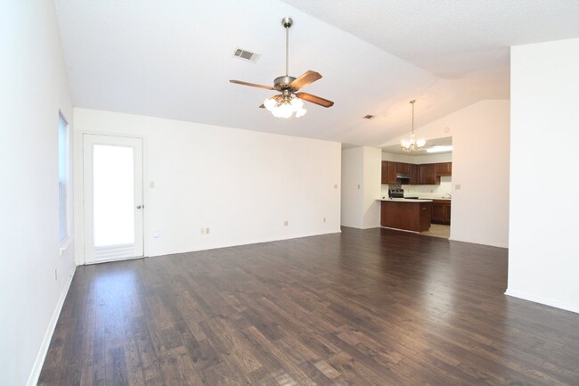 Building Photo - Pet friendly 3/2 in the Northpointe Subdiv...