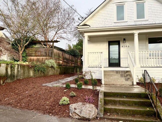 Building Photo - Charming Two-Story 3BD/2B Single-Family Ho...
