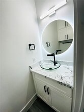 Building Photo - 610 E 41st St