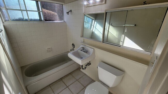 Building Photo - MOVE IN SPECIAL! 1/2 OFF FIRST MONTH'S REN...