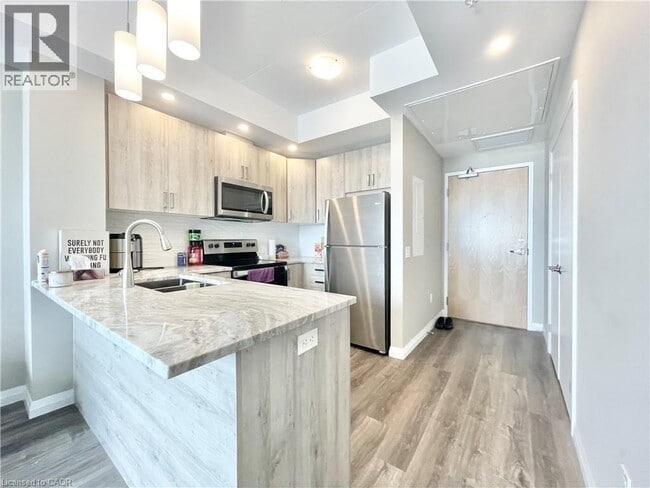 Building Photo - 60 Charles St W