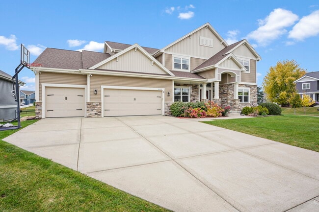 3 car garage - 630 Big Stone Trl