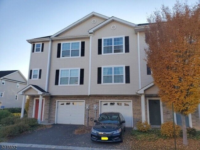 Modern Townhome with amenities - 12 Alfred Ave