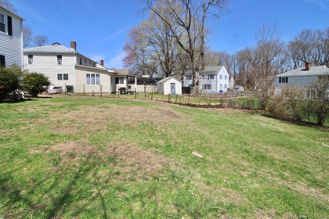 Building Photo - 43 Willow Rd