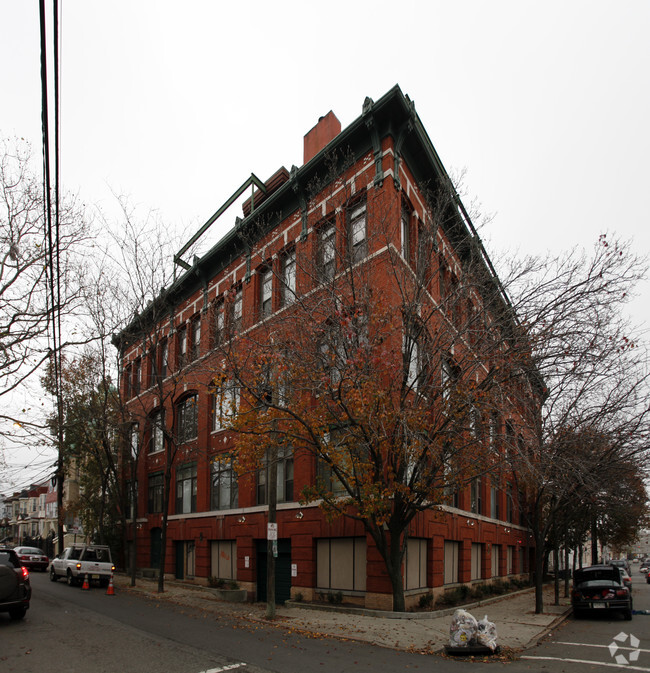 Foto del edificio - 120 Sherman Ave