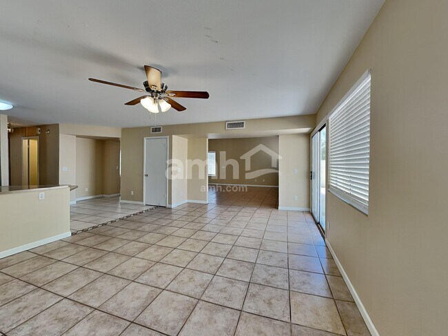 Foto del edificio - 8890 N 114th Ave