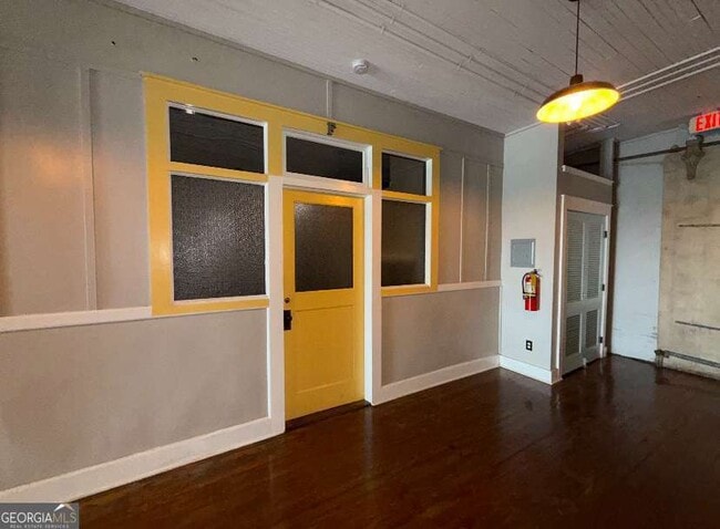 Building Photo - 359 Railroad St