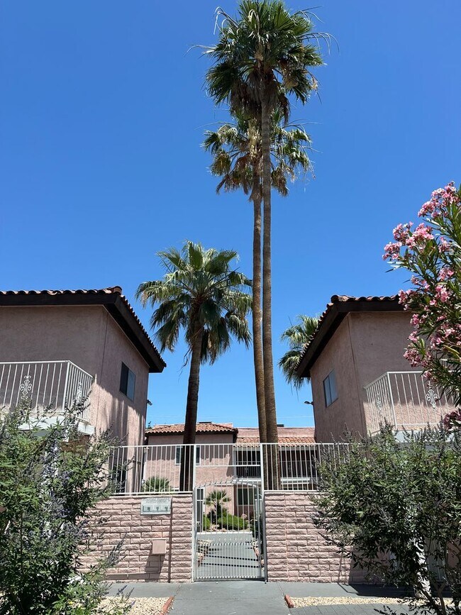 Foto del edificio - SE Desert Inn and Eastern!! Townhouse with 2 parking Spaces!! Recent Remodel!!