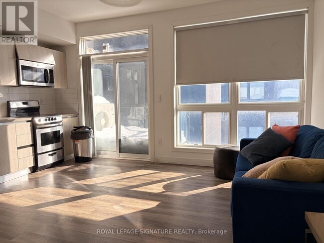 Building Photo - 335 College St