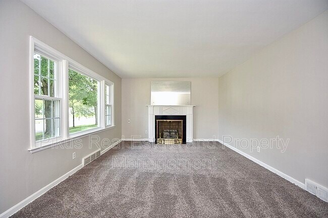 Building Photo - 216 S Hawkins Ave