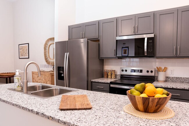 Cocina de la unidad modelo tipo estudio - Neel's Lofts