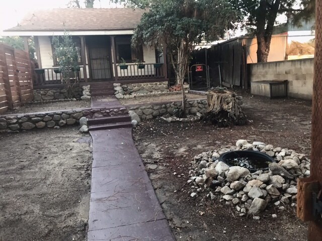 Frente de la casa. Puedes arreglar el jardín como quieras. - 10512 Jardine Ave