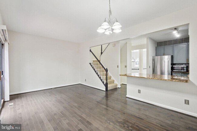 Foto del edificio - 15514 Port Washington Ct