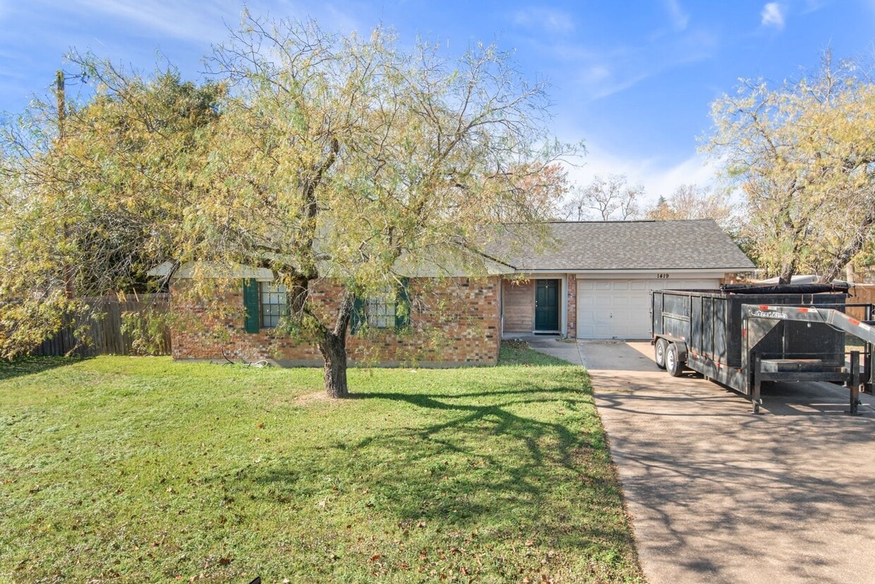 Foto principal - FALL 2026 PRE-LEASE! Amazing Location for ...