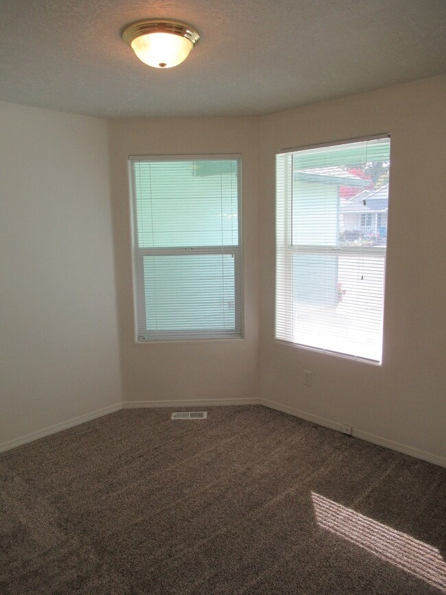 Building Photo - Three Bedroom Home in Independence