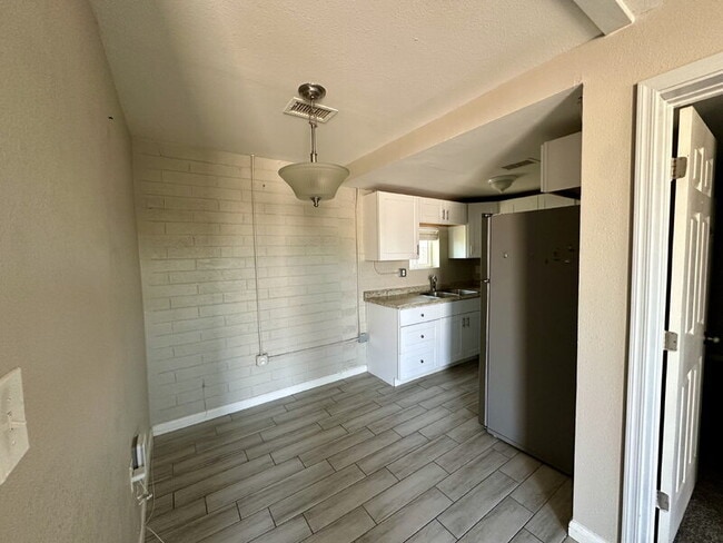 Building Photo - 561 S Meridian Rd