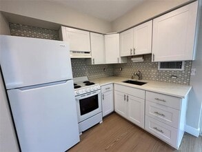Building Photo - 2040 NE 56th Ct