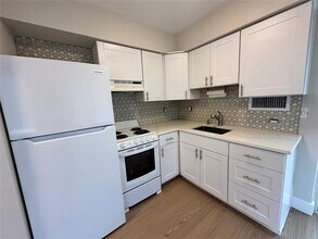 Building Photo - 2040 NE 56th Ct