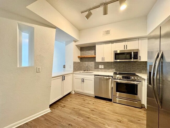 Building Photo - 2402 W Azeele St