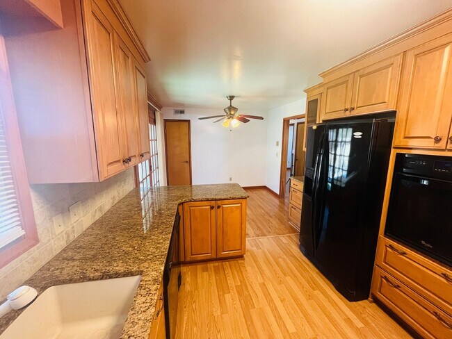 Building Photo - 3 Bedroom, 1.5 Bathroom House