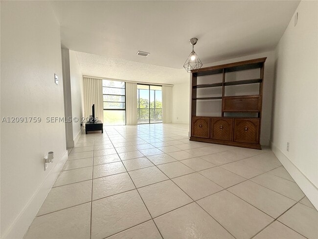 Building Photo - 3475 N Country Club Dr