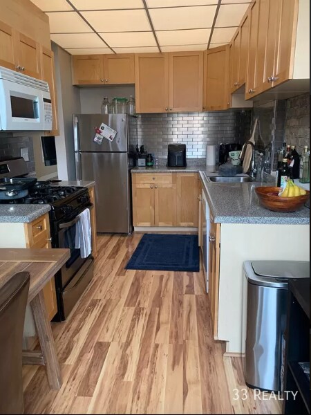 Building Photo - Top Floor Beautiful 3 Bed 2 Bath Lincoln Park
