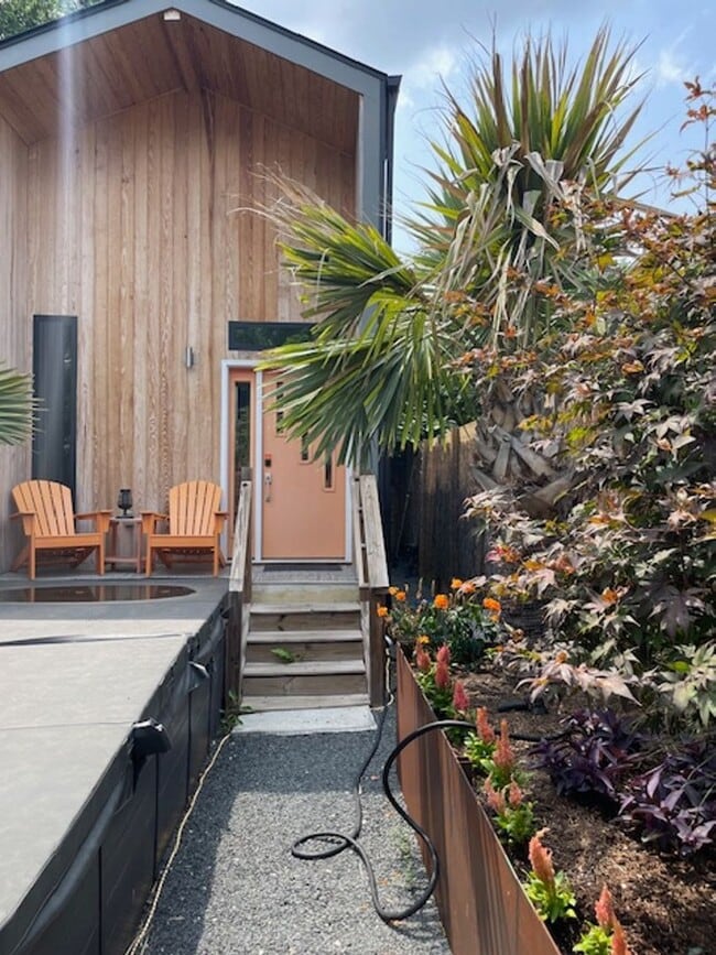 Building Photo - Charming Studio