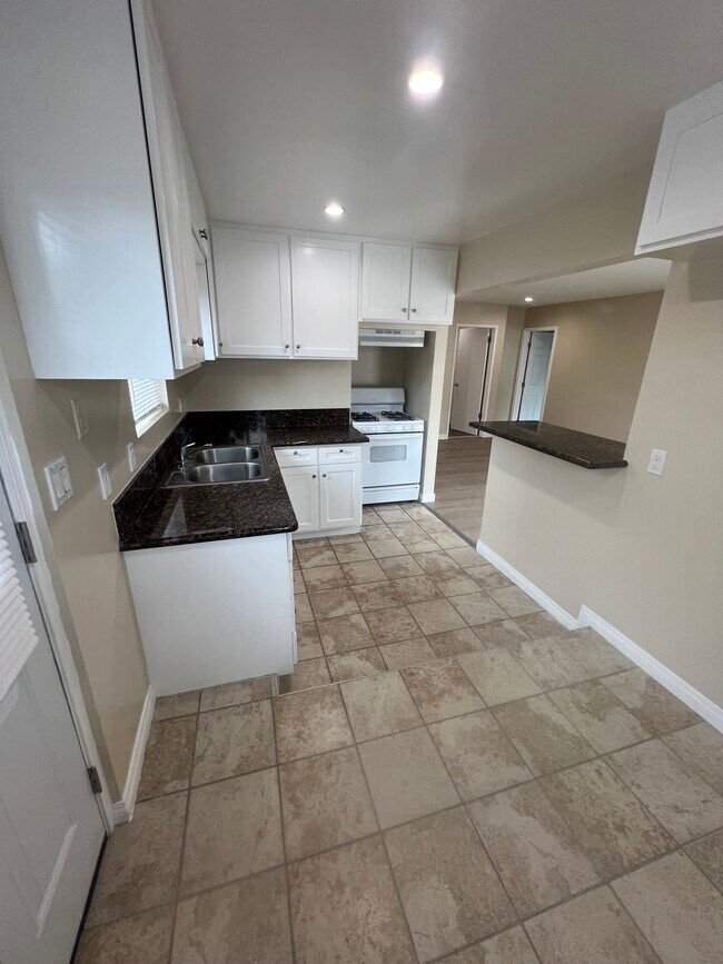 Foto del edificio - Single Family Home - 14823 Lemoli Ave