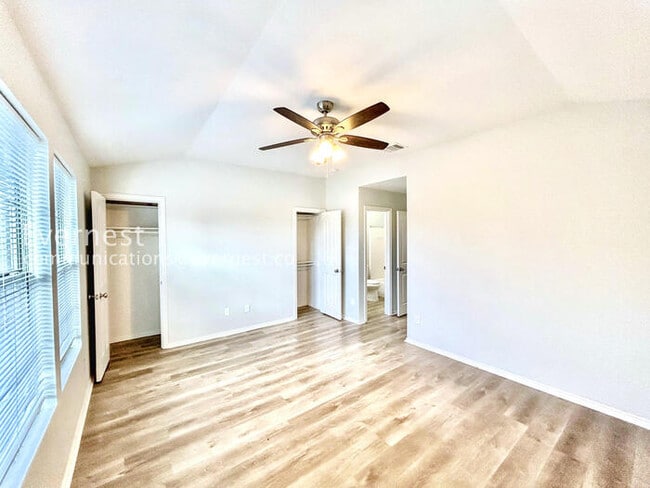 Foto del edificio - 246 Creek Cove Dr