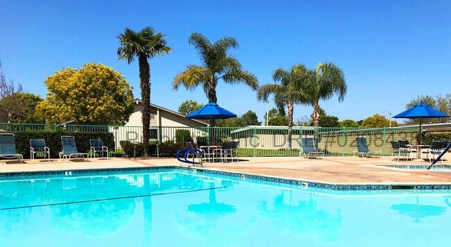 Foto del edificio - 55+ Huntington Beach Condo – Pools, Pickle...