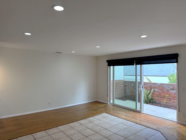 Foto del edificio - 2 + 2.5 Santa Monica Condo townhouse