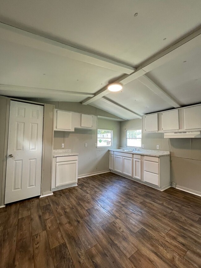 Building Photo - $850 a month. 2 bedrooms, 1 bath. Newly re...