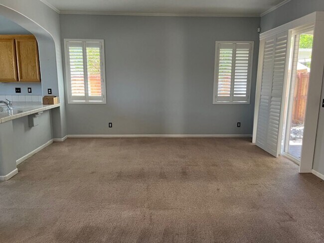 Foto del edificio - Desirable 3 bedroom 2 bath Home in Roseville