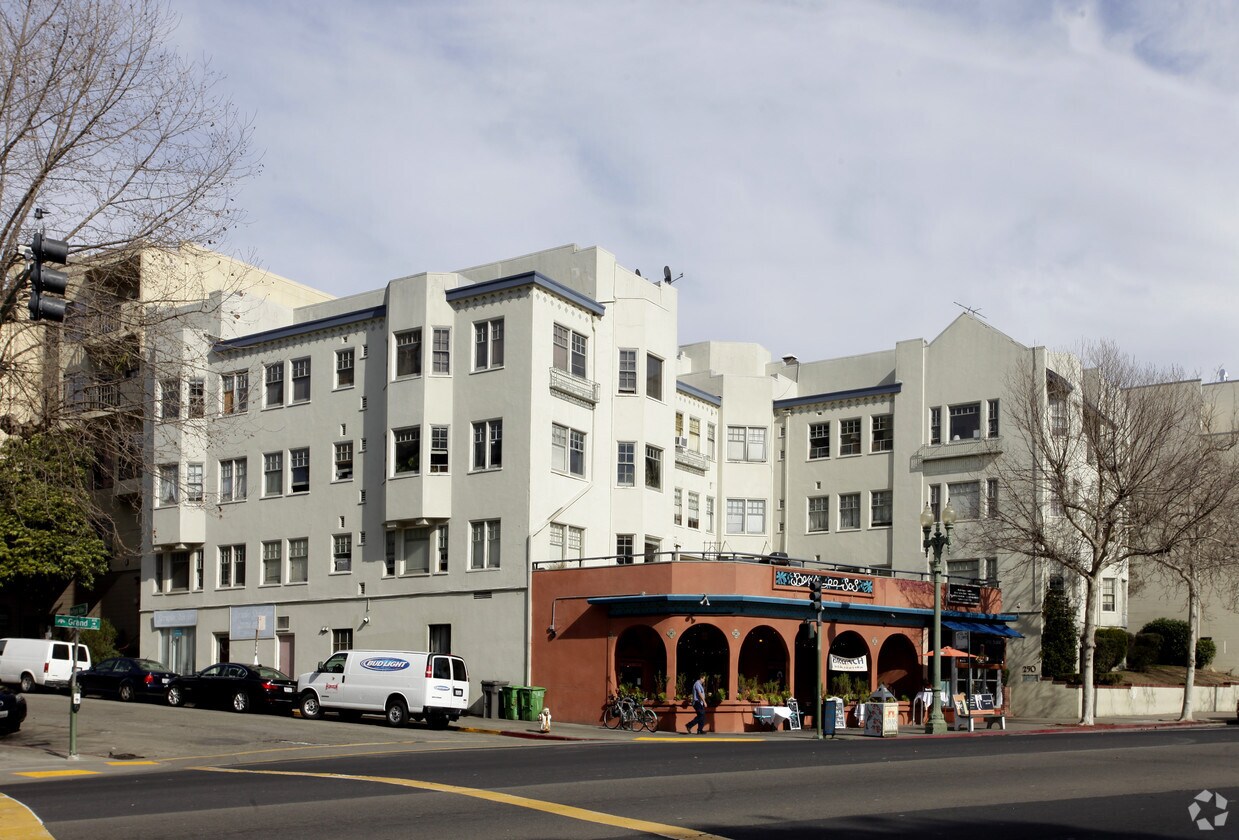 Primary Photo - Grandpark View Apartments