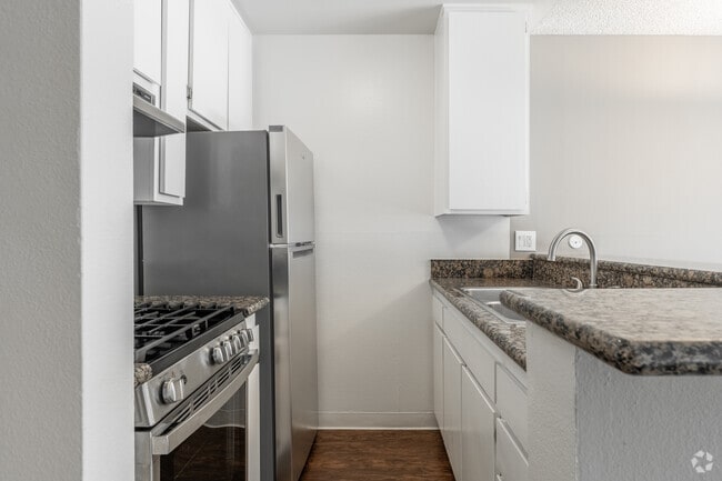 Estudio, 1BA - Alsacia - 541SF - Cocina - Versailles on the Lake Apartments