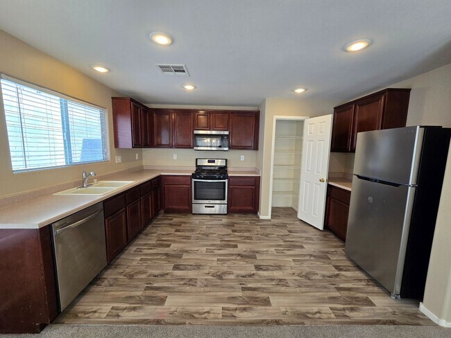 Foto del edificio - Single Family Home in Desirable SW near Du...
