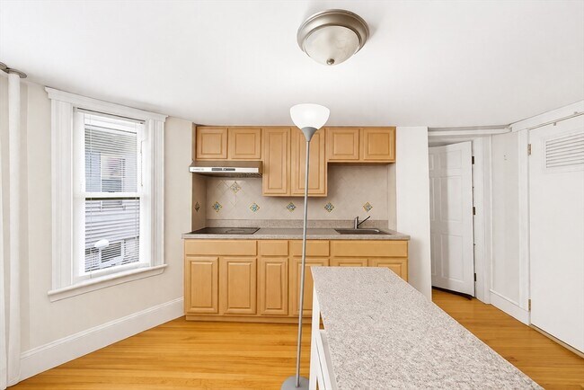 Building Photo - 323 Boylston St
