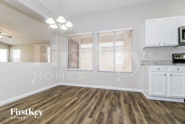 Foto del edificio - 13576 W Desert Ln