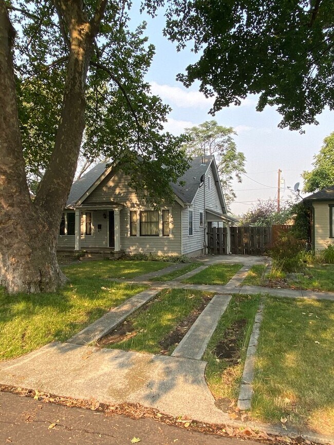 Building Photo - Lovely 3 bedroom 1 bath home on Normal Hil...