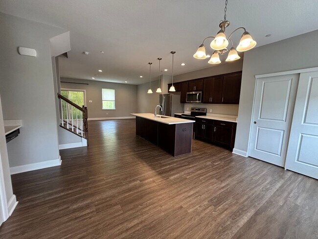 Building Photo - Stunning 3 Bed Townhome with 2 Car Garage in Washington!