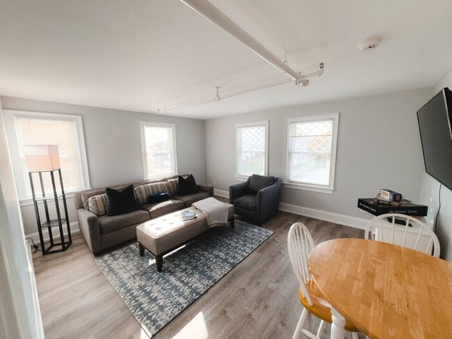 Building Photo - Water Access 5-Bed 2-Bath Retreat
