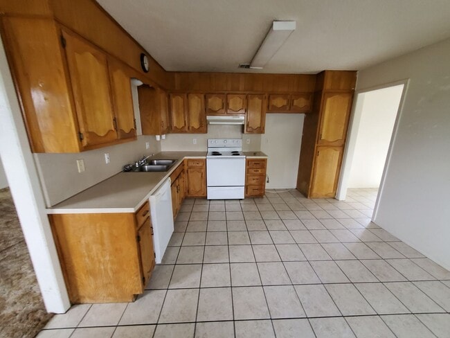 Building Photo - AFFORDABLE 3 Bedroom 1.5 bath in the PaulA...