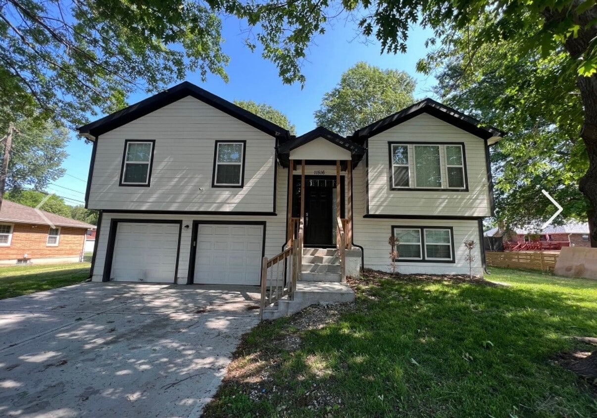 Primary Photo - Beautiful Home in Raytown!