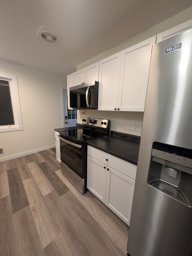 Cocina - ¡Totalmente nueva! - 9936 11th Ave S