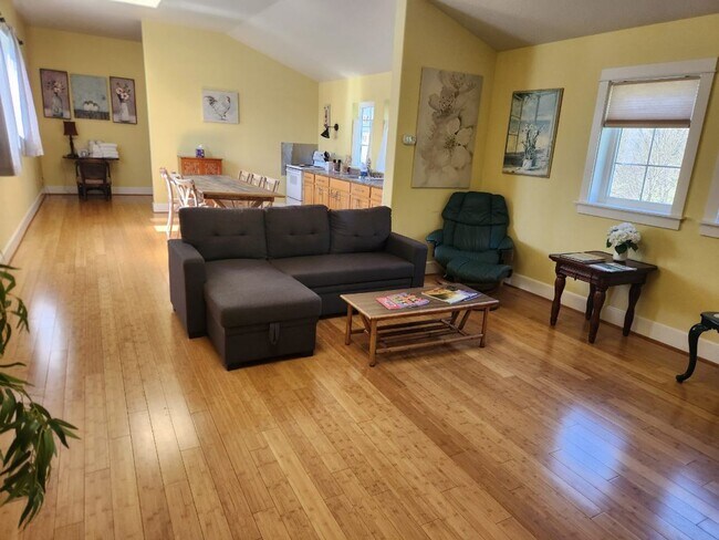 Foto del edificio - Studio Apartment on 27 Acre Estate | Available Now