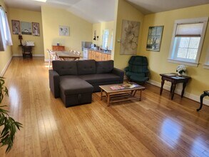 Building Photo - 1280 Oak St